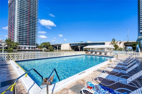 Condo in Hallandale Beach, Florida, 2 bedrooms  № 1891873 - photo 28