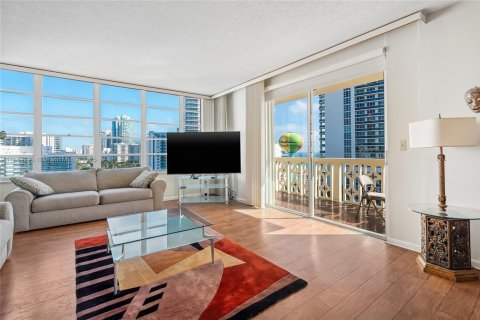 Condo in Hallandale Beach, Florida, 2 bedrooms  № 1891873 - photo 1