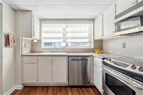 Condo in Hallandale Beach, Florida, 2 bedrooms  № 1891873 - photo 6