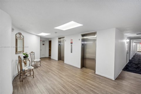Condo in Hallandale Beach, Florida, 2 bedrooms  № 1891873 - photo 26