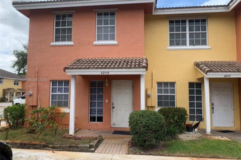 Adosado en Lauderhill, Florida 3 dormitorios, 144.93 m2 № 2078069