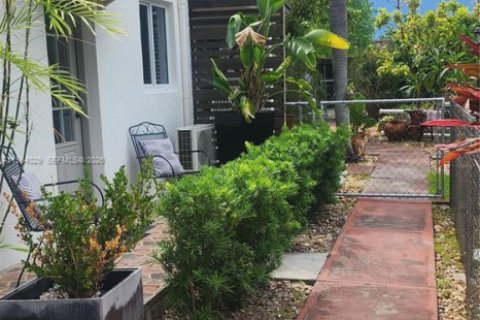 Immobilier commercial à Miami, Floride 1 chambre № 2025678