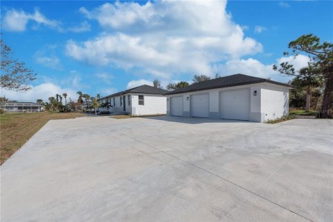 Immobilier commercial à vendre à Rotonda, Floride: 9 chambres, 97.27 m2 № 1419538 - photo 3