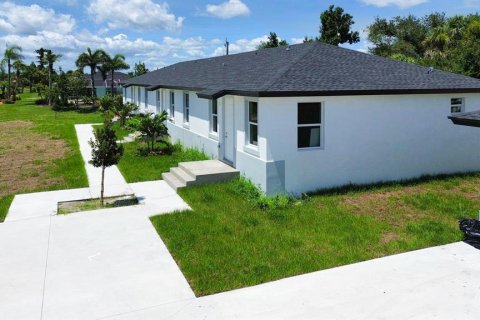 Immobilier commercial à vendre à Rotonda, Floride: 9 chambres, 97.27 m2 № 1419538 - photo 1