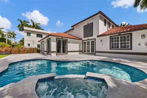 House in Hollywood, Florida 5 bedrooms, 397.71 sq.m. № 1776231 - photo 11