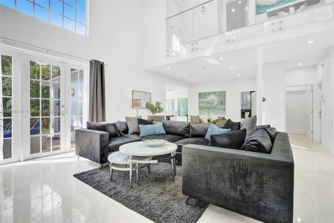 House in Hollywood, Florida 5 bedrooms, 397.71 sq.m. № 1776231 - photo 17