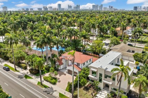 House in Hollywood, Florida 5 bedrooms, 397.71 sq.m. № 1776231 - photo 8