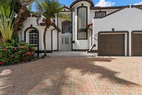 House in Hollywood, Florida 5 bedrooms, 397.71 sq.m. № 1776231 - photo 2