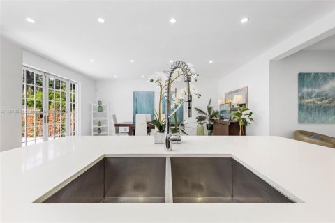 House in Hollywood, Florida 5 bedrooms, 397.71 sq.m. № 1776231 - photo 28