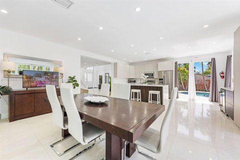 House in Hollywood, Florida 5 bedrooms, 397.71 sq.m. № 1776231 - photo 21