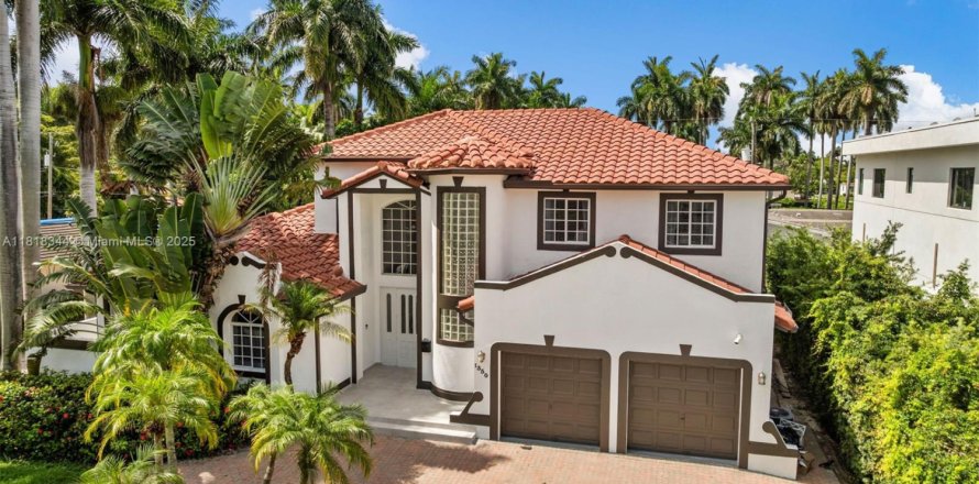 House in Hollywood, Florida 5 bedrooms, 397.71 sq.m. № 1776231