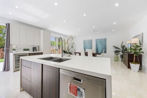 House in Hollywood, Florida 5 bedrooms, 397.71 sq.m. № 1776231 - photo 29