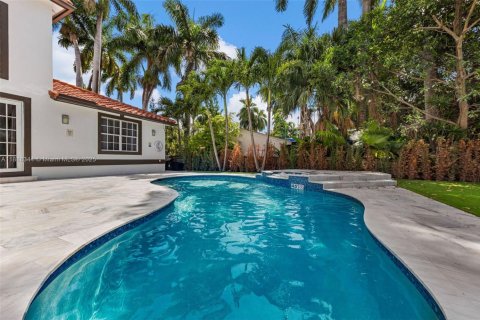 House in Hollywood, Florida 5 bedrooms, 397.71 sq.m. № 1776231 - photo 12