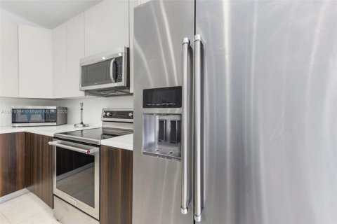 House in Hollywood, Florida 5 bedrooms, 397.71 sq.m. № 1776231 - photo 30