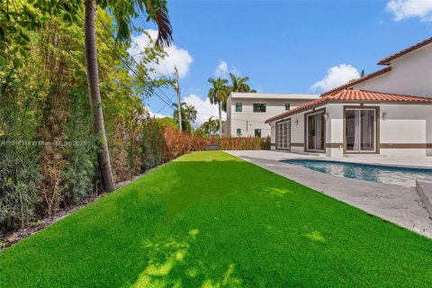 House in Hollywood, Florida 5 bedrooms, 397.71 sq.m. № 1776231 - photo 15