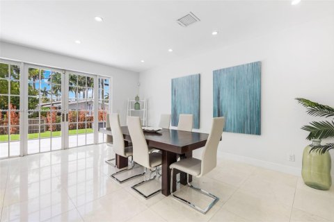 House in Hollywood, Florida 5 bedrooms, 397.71 sq.m. № 1776231 - photo 23