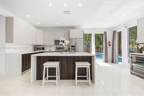 House in Hollywood, Florida 5 bedrooms, 397.71 sq.m. № 1776231 - photo 24