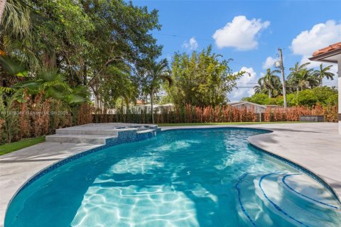 House in Hollywood, Florida 5 bedrooms, 397.71 sq.m. № 1776231 - photo 13