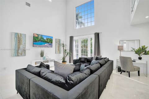 House in Hollywood, Florida 5 bedrooms, 397.71 sq.m. № 1776231 - photo 19