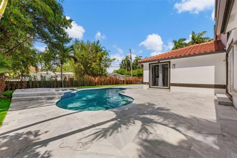 House in Hollywood, Florida 5 bedrooms, 397.71 sq.m. № 1776231 - photo 14