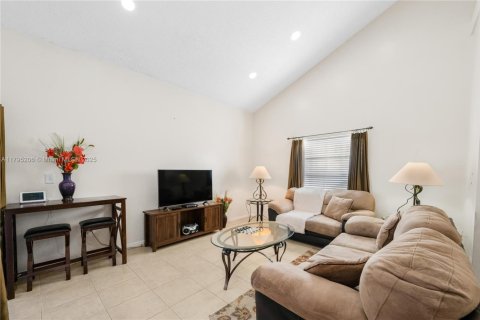 House in Sunrise, Florida 3 bedrooms, 132.2 sq.m. № 1711795 - photo 5