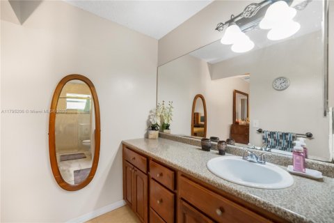 House in Sunrise, Florida 3 bedrooms, 132.2 sq.m. № 1711795 - photo 19