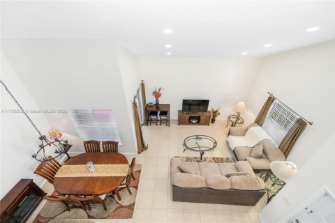 House in Sunrise, Florida 3 bedrooms, 132.2 sq.m. № 1711795 - photo 22