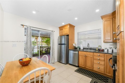 House in Sunrise, Florida 3 bedrooms, 132.2 sq.m. № 1711795 - photo 12