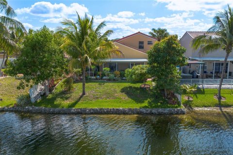 House in Sunrise, Florida 3 bedrooms, 132.2 sq.m. № 1711795 - photo 2