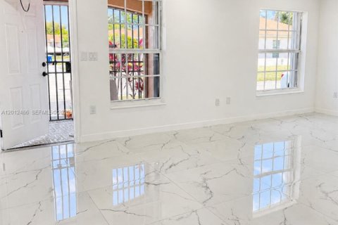 House in Miami Gardens, Florida 3 bedrooms, 105.91 sq.m. № 2076145 - photo 4