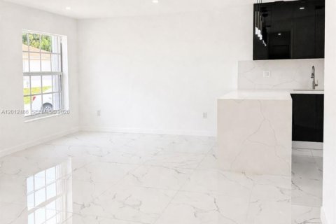 House in Miami Gardens, Florida 3 bedrooms, 105.91 sq.m. № 2076145 - photo 6