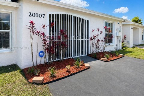 House in Miami Gardens, Florida 3 bedrooms, 105.91 sq.m. № 2076145 - photo 2