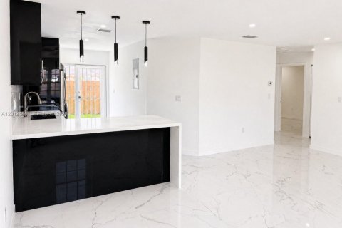 House in Miami Gardens, Florida 3 bedrooms, 105.91 sq.m. № 2076145 - photo 14