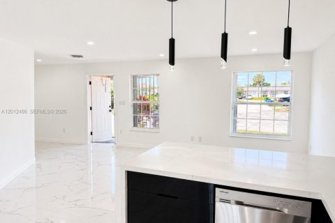 House in Miami Gardens, Florida 3 bedrooms, 105.91 sq.m. № 2076145 - photo 7