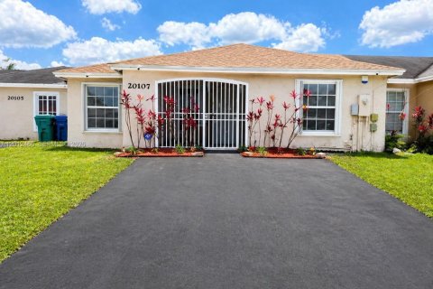 House in Miami Gardens, Florida 3 bedrooms, 105.91 sq.m. № 2076145