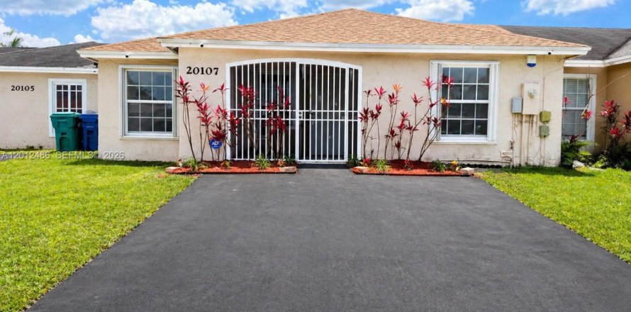House in Miami Gardens, Florida 3 bedrooms, 105.91 sq.m. № 2076145