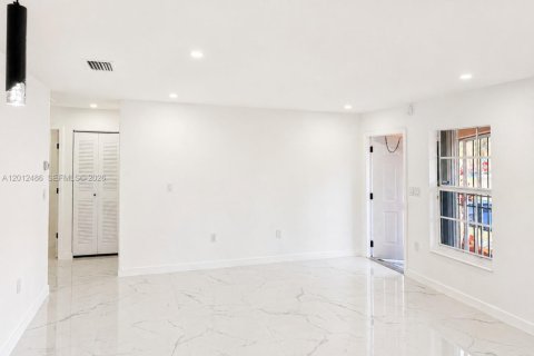 House in Miami Gardens, Florida 3 bedrooms, 105.91 sq.m. № 2076145 - photo 8