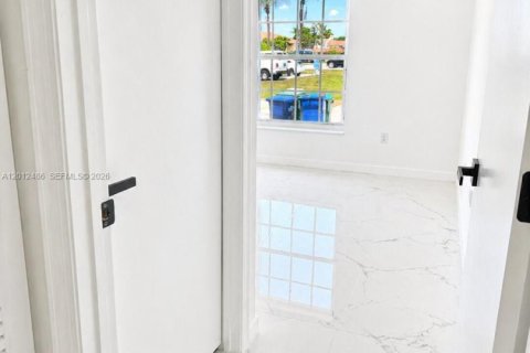 House in Miami Gardens, Florida 3 bedrooms, 105.91 sq.m. № 2076145 - photo 16