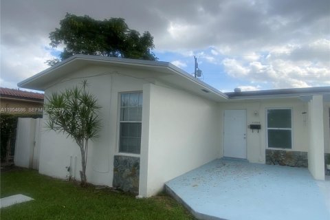 Casa en alquiler en Sweetwater, Florida, 3 dormitorios, 156.82 m2 № 2054980 - foto 2
