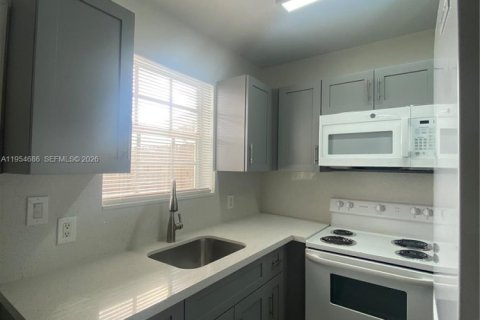 Casa en alquiler en Sweetwater, Florida, 3 dormitorios, 156.82 m2 № 2054980 - foto 7