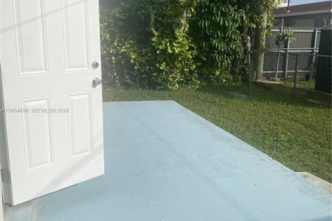 Casa en alquiler en Sweetwater, Florida, 3 dormitorios, 156.82 m2 № 2054980 - foto 14