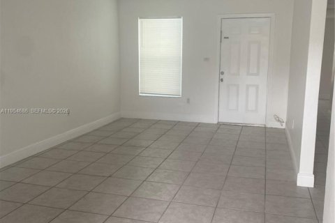 Casa en alquiler en Sweetwater, Florida, 3 dormitorios, 156.82 m2 № 2054980 - foto 3