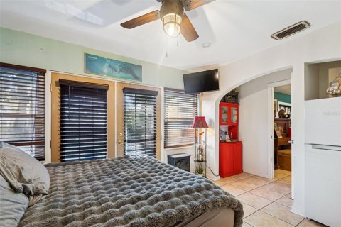 House in Saint Petersburg, Florida 4 bedrooms, 139.35 sq.m. № 2123278 - photo 7