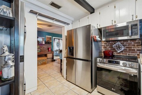 House in Saint Petersburg, Florida 4 bedrooms, 139.35 sq.m. № 2123278 - photo 3