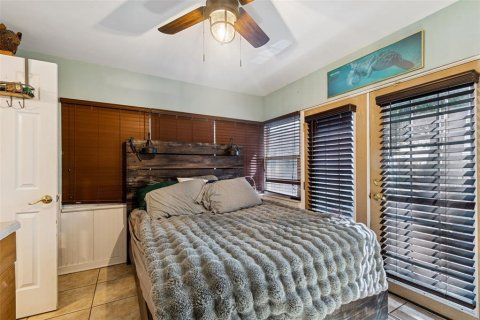 House in Saint Petersburg, Florida 4 bedrooms, 139.35 sq.m. № 2123278 - photo 6