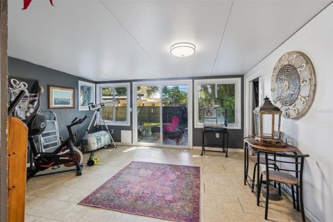 House in Saint Petersburg, Florida 4 bedrooms, 139.35 sq.m. № 2123278 - photo 8