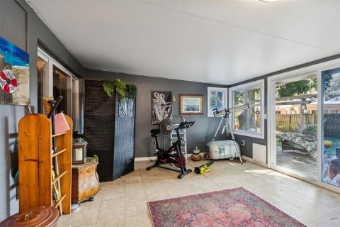 House in Saint Petersburg, Florida 4 bedrooms, 139.35 sq.m. № 2123278 - photo 9