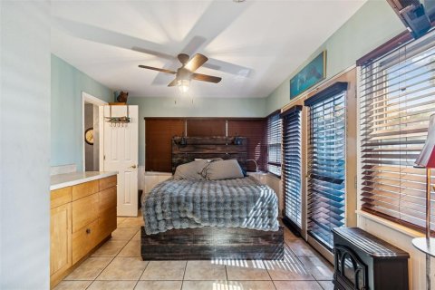 House in Saint Petersburg, Florida 4 bedrooms, 139.35 sq.m. № 2123278 - photo 4