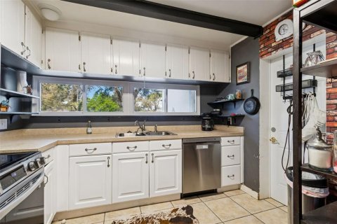 House in Saint Petersburg, Florida 4 bedrooms, 139.35 sq.m. № 2123278 - photo 1