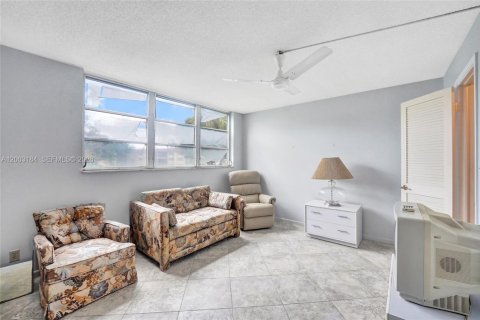 Copropriété à vendre à Pembroke Pines, Floride: 2 chambres, 108.7 m2 № 2076317 - photo 14